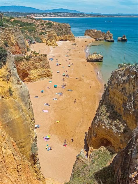 The Praia de Dona Ana beach, Lagos; an independent tourism 